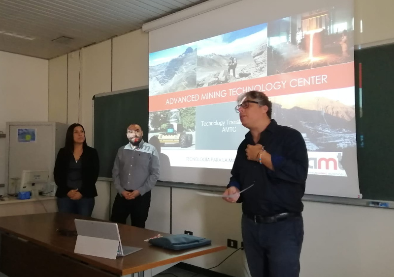 La Dra. Andreina García, el Dr. Humberto Estay y el Dr. Efrem Curcio.