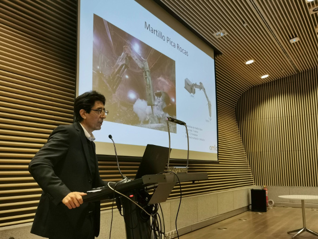 El director ejecutivo del AMTC, Javier Ruiz del Solar, presentando el proyecto de martillo pica-roca autónomo.