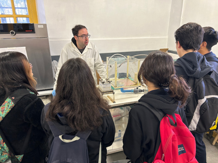 Escolares de Buin visitaron laboratorios del AMTC y participaron en taller de tecnologías de descontaminación de aguas