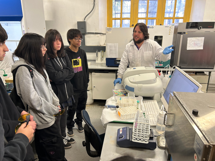 Escolares de Buin visitaron laboratorios del AMTC y participaron en taller de tecnologías de descontaminación de aguas